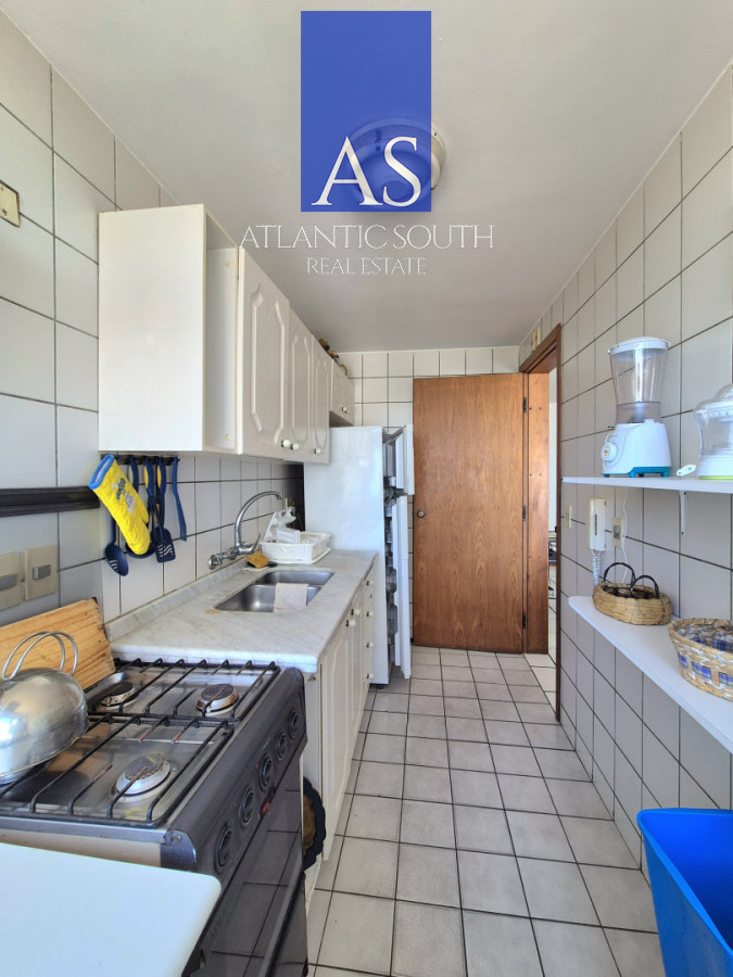 Apartamento ID.4437 - Apartamento 2 dormitorios terraza y garage piso alto con vista al mar a metros de la playa en Playa Mansa Punta del Este