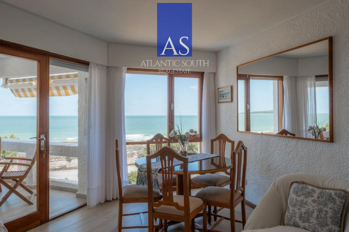 Apartamento ID.4512 - Apartamento reciclado de 2 dormitorios en primera línea de Playa Mansa con vista panorámica al mar