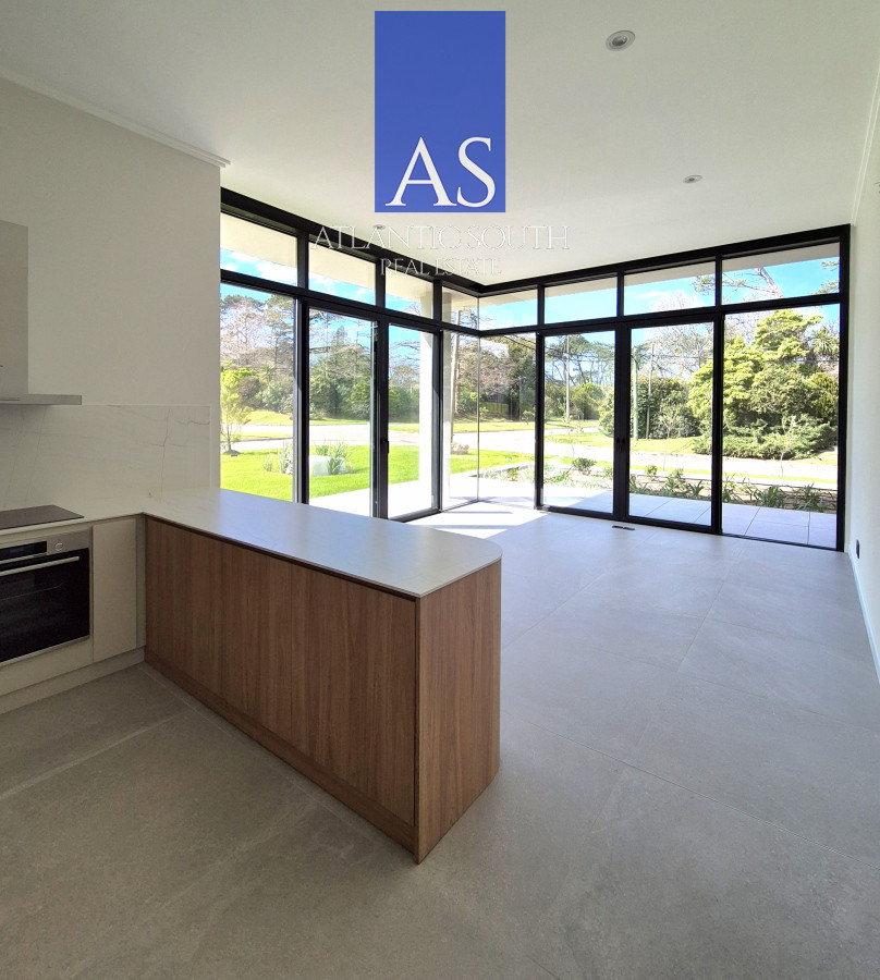 Apartamento ID.4376 - Apartamento tipo casa de 2 dormitorios a estrenar con gran terraza y jardín Playa Mansa Punta del Este