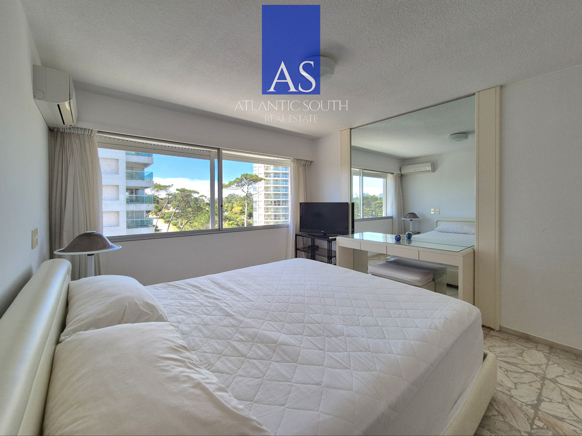Apartamento ID.4078 - Planta de categoría 3 dormitorios + dependencia completa parrillero propio frente al mar parada 7 Playa Mansa Edificio Imarangatú