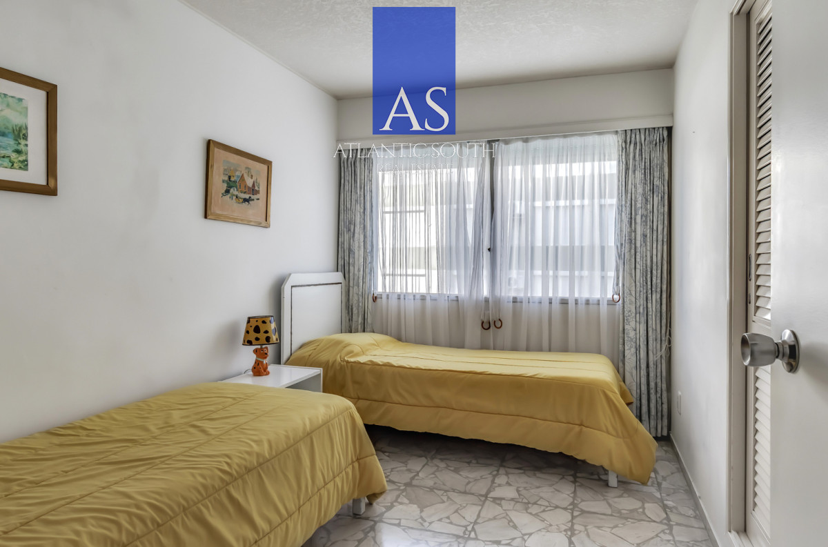 Apartamento ID.4844 - Planta de categoría 3 dormitorios + dependencia parrillero propio frente al mar Punta del Este 
