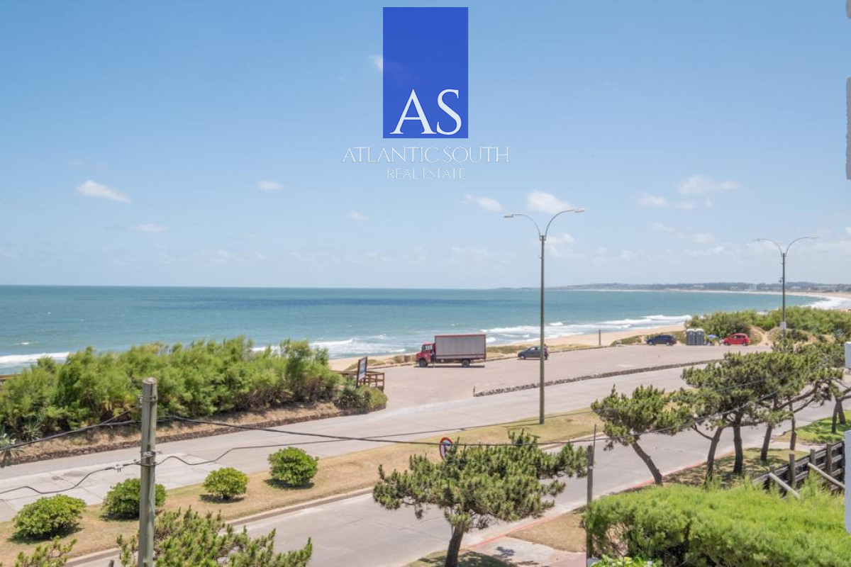 Apartamento ID.4512 - Apartamento reciclado de 2 dormitorios en primera línea de Playa Mansa con vista panorámica al mar