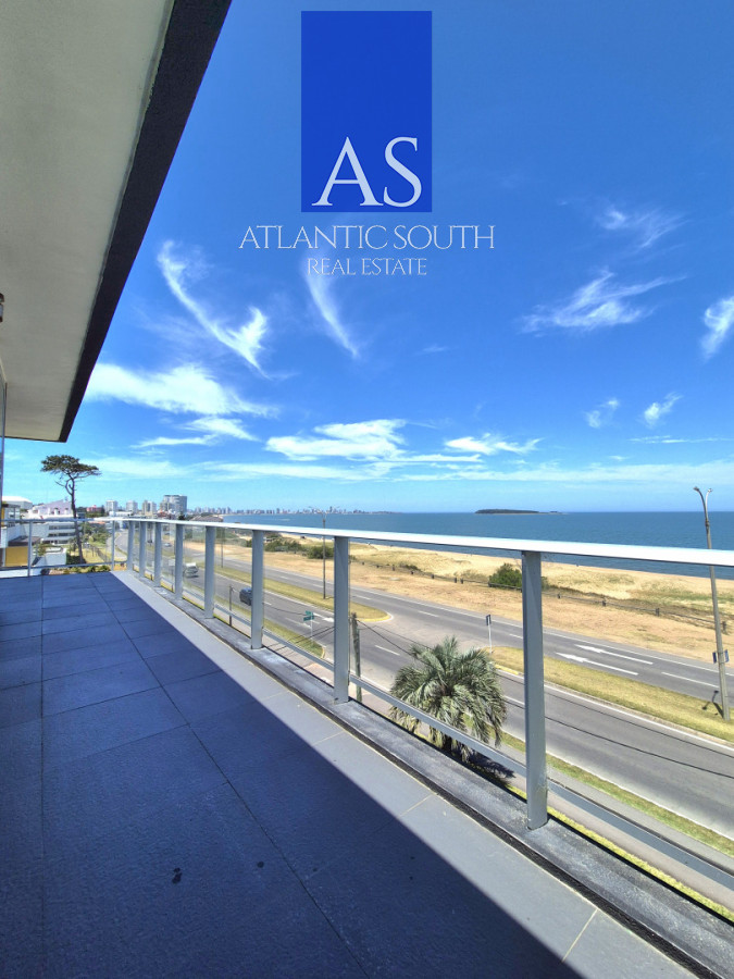 Apartamento ID.4455 - Penthouse apartamento 2 dormitorios frente al mar con azotea de uso exclusivo garage primera línea Playa Mansa Pinares Punta del Este