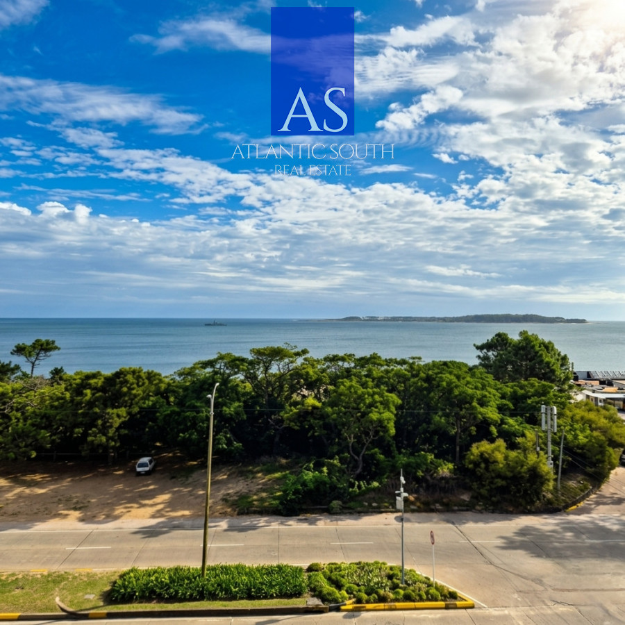 Apartamento ID.4635 - Apartamento reciclado frente al mar Playa Mansa 3 dormitorios terraza con barbacoa uso exclusivo y vista el mar Punta del Este