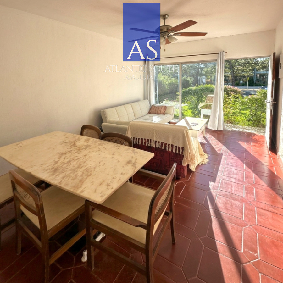 Apartamento ID.4665 - Apartamento de 2 dormitorios, patio con barbacoa y cochera techada en Punta del Este