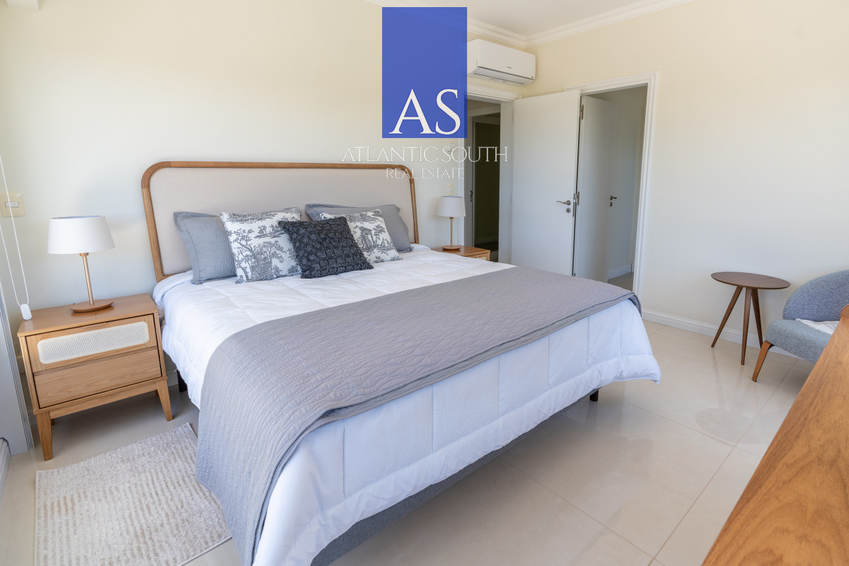 Apartamento ID.4135 - Apartamento 4 dormitorios frente al mar Playa Mansa , Punta del Este 