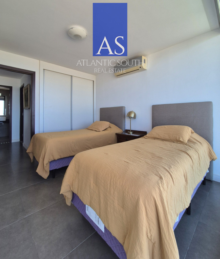 Apartamento ID.4455 - Penthouse apartamento 2 dormitorios frente al mar con azotea de uso exclusivo garage primera línea Playa Mansa Pinares Punta del Este