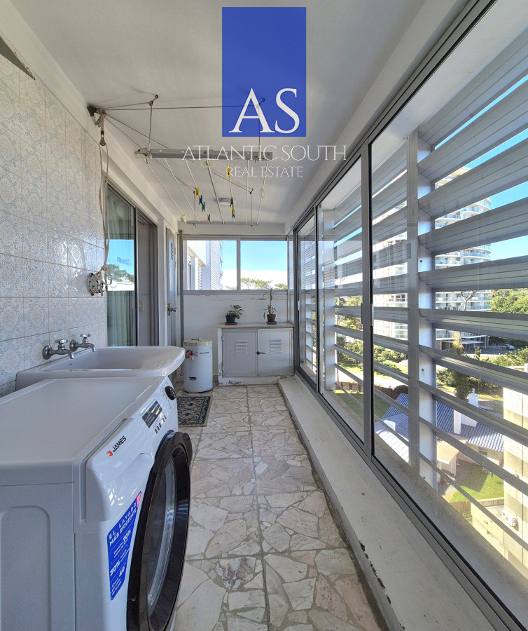 Apartamento ID.4078 - Planta de categoría 3 dormitorios + dependencia completa parrillero propio frente al mar parada 7 Playa Mansa Edificio Imarangatú
