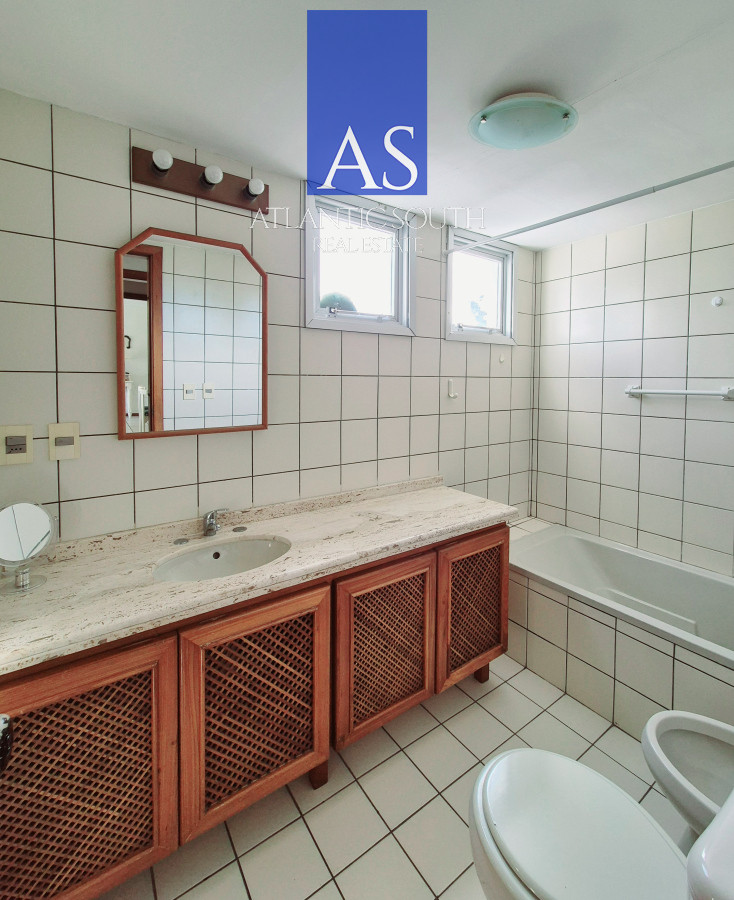 Apartamento ID.4066 - Apartamento 2 dormitorios terraza cochera a sólo 100mts del mar en Playa Mansa Punta del Este