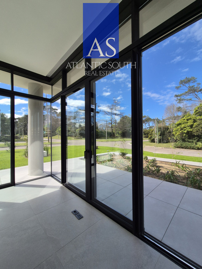 Apartamento ID.4376 - Apartamento tipo casa de 2 dormitorios a estrenar con gran terraza y jardín Playa Mansa Punta del Este