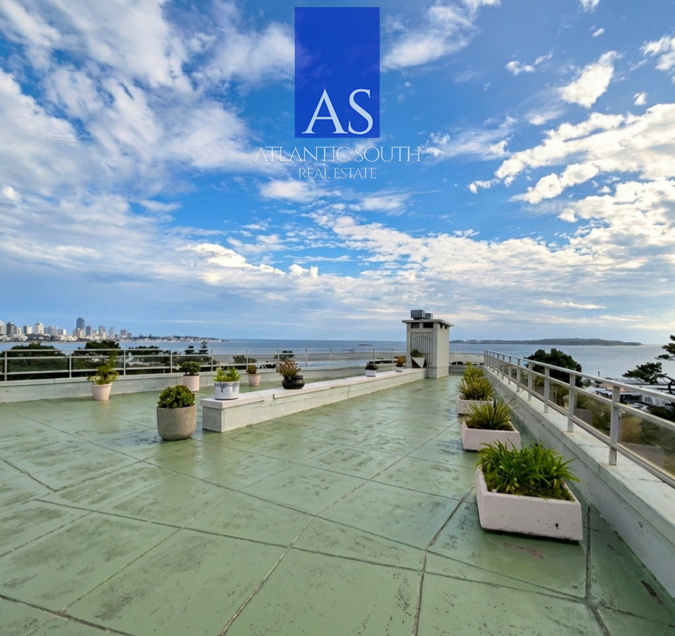 Apartamento ID.4635 - Apartamento reciclado frente al mar Playa Mansa 3 dormitorios terraza con barbacoa uso exclusivo y vista el mar Punta del Este
