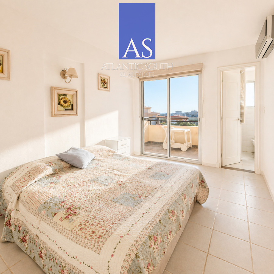Apartamento ID.4736 - Apartamento de 3 Dormitorios con Vista Parcial al Mar en Playa Mansa - Pinares