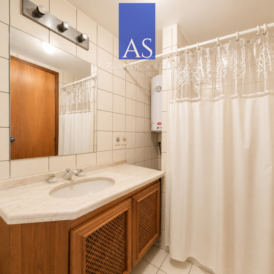 Apartamento ID.4735 - Apartamento de 2 Dormitorios con Terraza y cochera en Playa Mansa Punta del Este