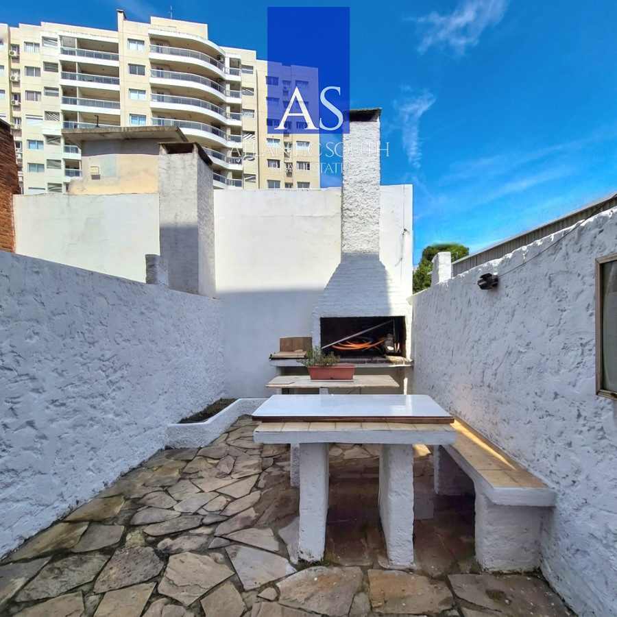 Apartamento ID.4665 - Apartamento de 2 dormitorios, patio con barbacoa y cochera techada en Punta del Este