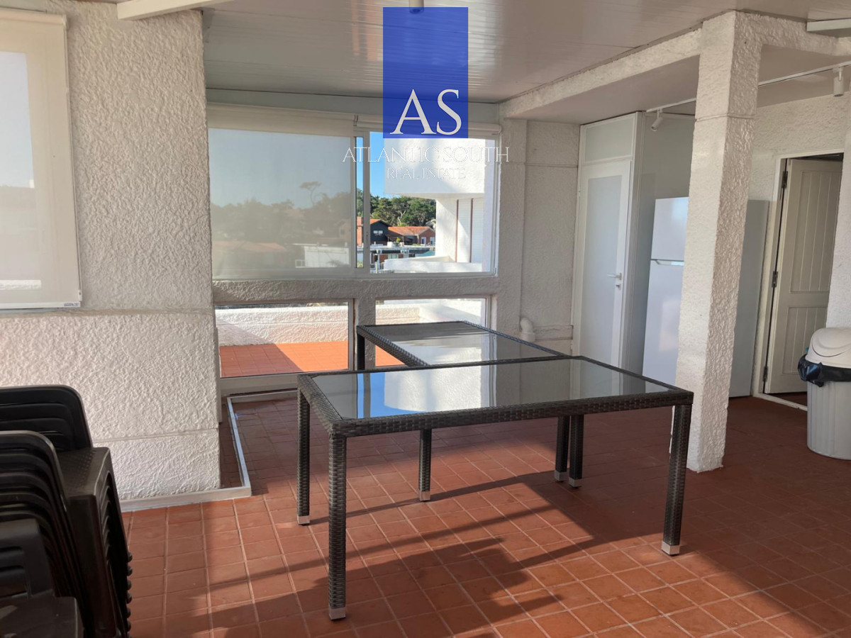 Apartamento ID.4512 - Apartamento reciclado de 2 dormitorios en primera línea de Playa Mansa con vista panorámica al mar