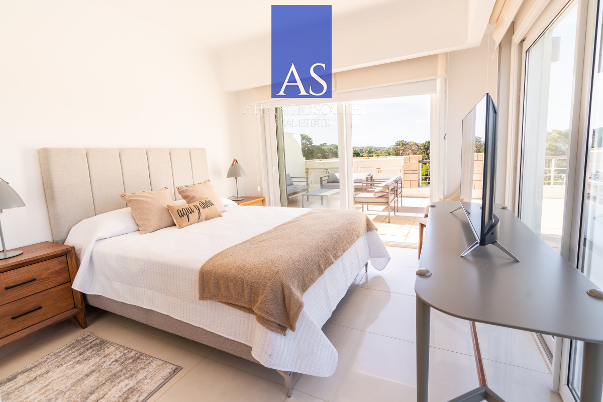 Apartamento ID.4135 - Apartamento 4 dormitorios frente al mar Playa Mansa , Punta del Este 