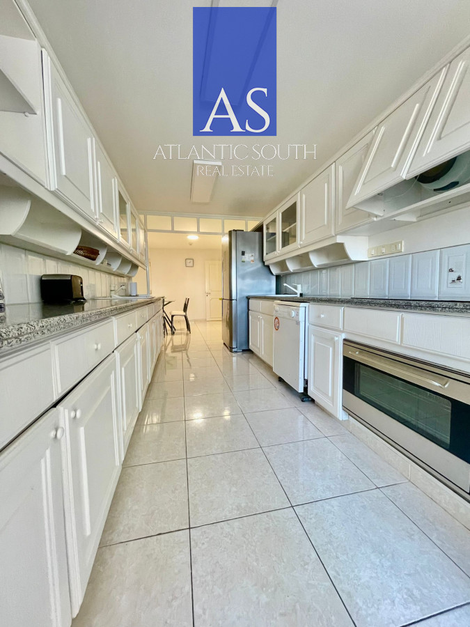 Apartamento ID.4315 - Apartamento de 4 dormitorios con parrillero en primera linea Playa Mansa