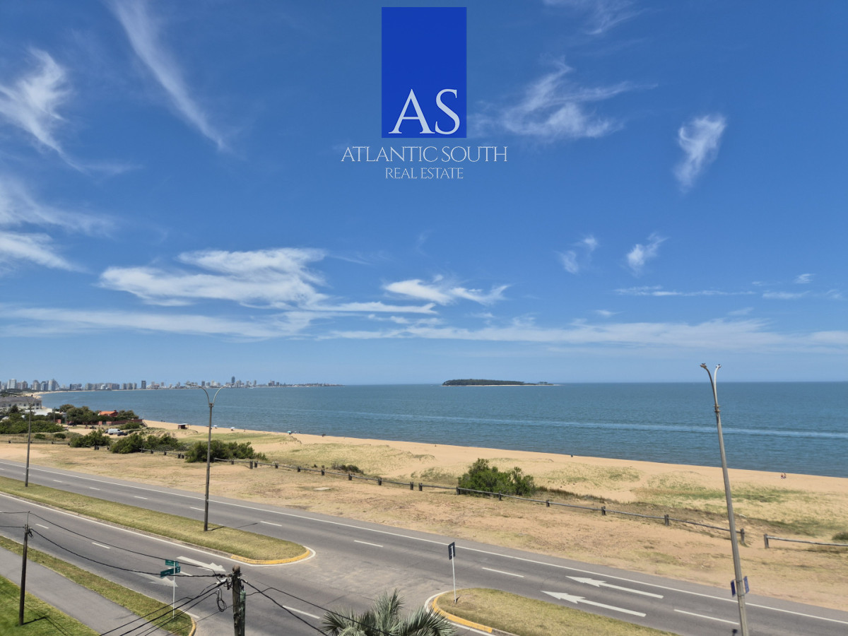 Apartamento ID.4455 - Penthouse apartamento 2 dormitorios frente al mar con azotea de uso exclusivo garage primera línea Playa Mansa Pinares Punta del Este