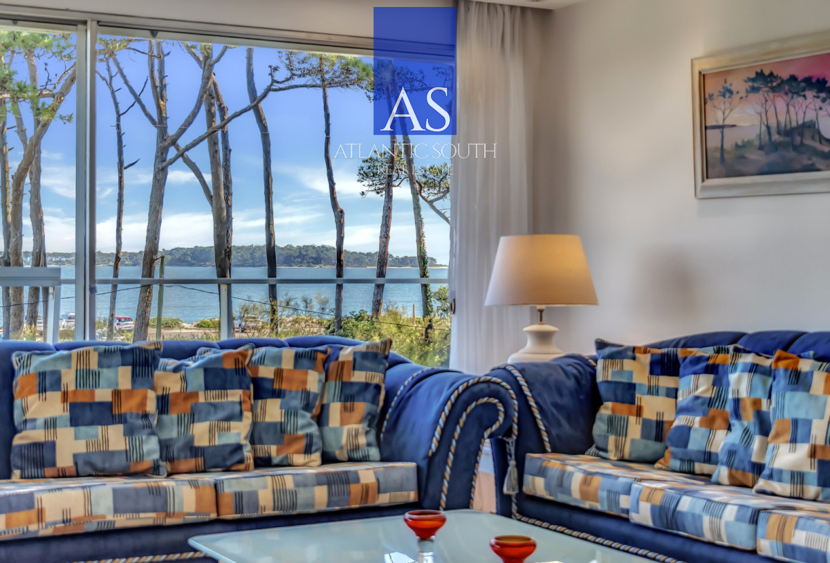 Apartamento ID.4844 - Planta de categoría 3 dormitorios + dependencia parrillero propio frente al mar Punta del Este 