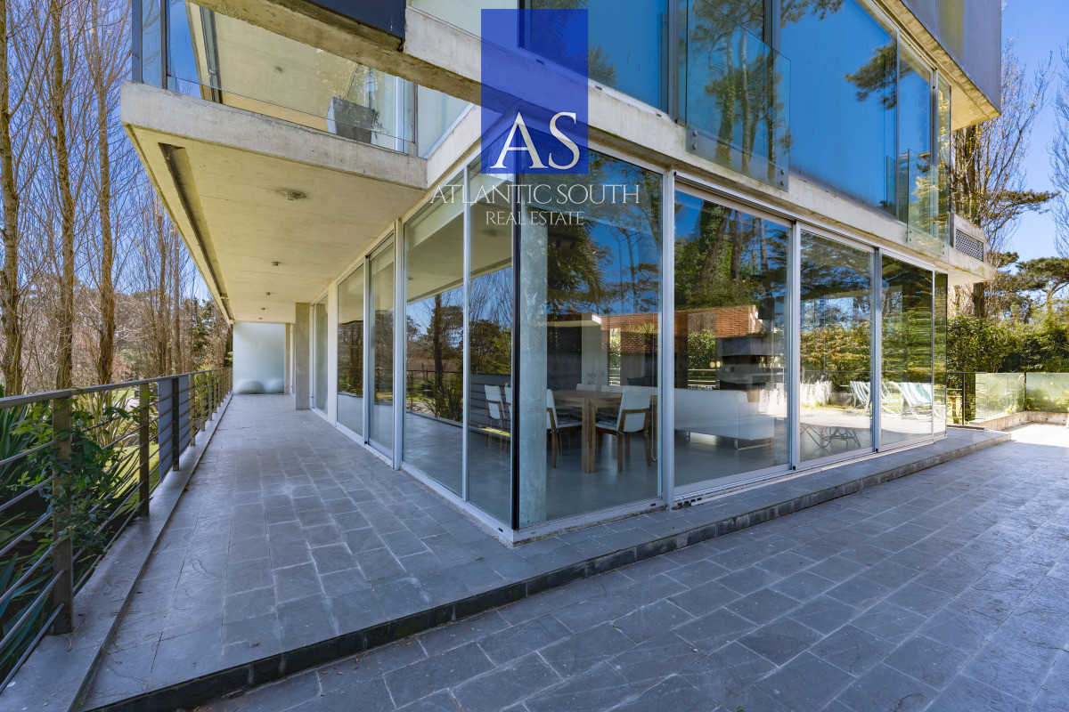 Apartamento ID.4411 - Planta de Categoría apartamento 3 dormitorios moderno con parrillero en Playa Mansa Punta del Este