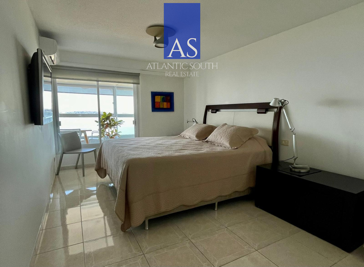 Apartamento ID.4315 - Apartamento de 4 dormitorios con parrillero en primera linea Playa Mansa