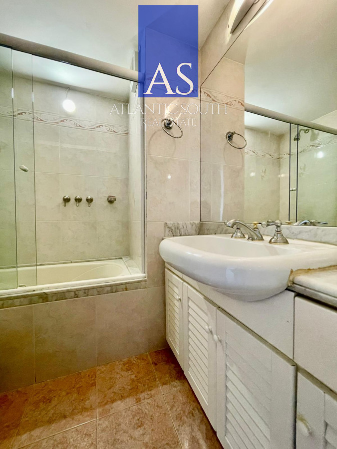 Apartamento ID.4315 - Apartamento de 4 dormitorios con parrillero en primera linea Playa Mansa