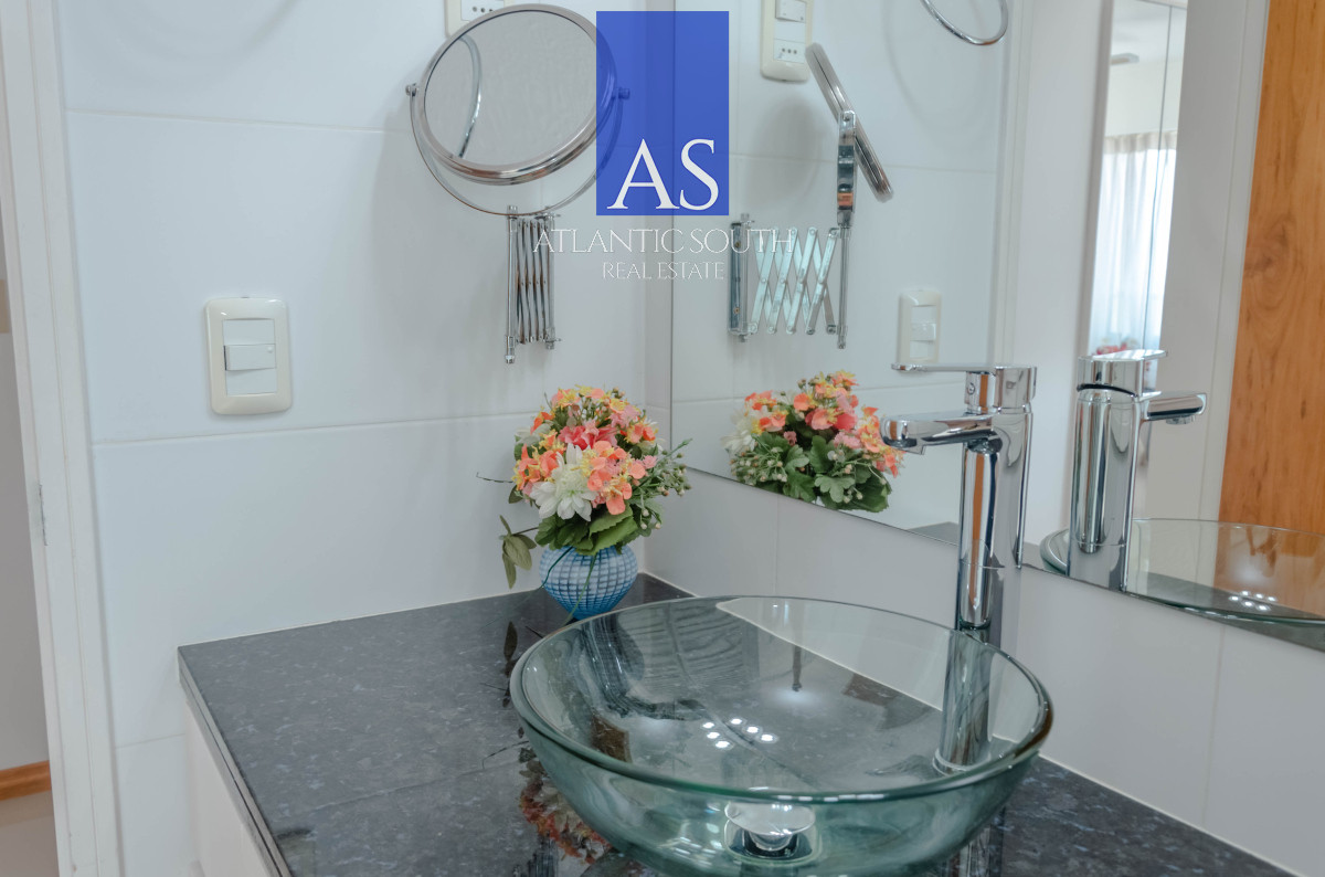 Apartamento ID.4142 - Apartamento de 2 dormitorios con vista al mar Punta del Este 