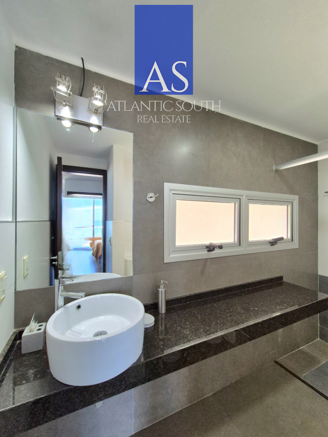 Apartamento ID.4455 - Penthouse apartamento 2 dormitorios frente al mar con azotea de uso exclusivo garage primera línea Playa Mansa Pinares Punta del Este