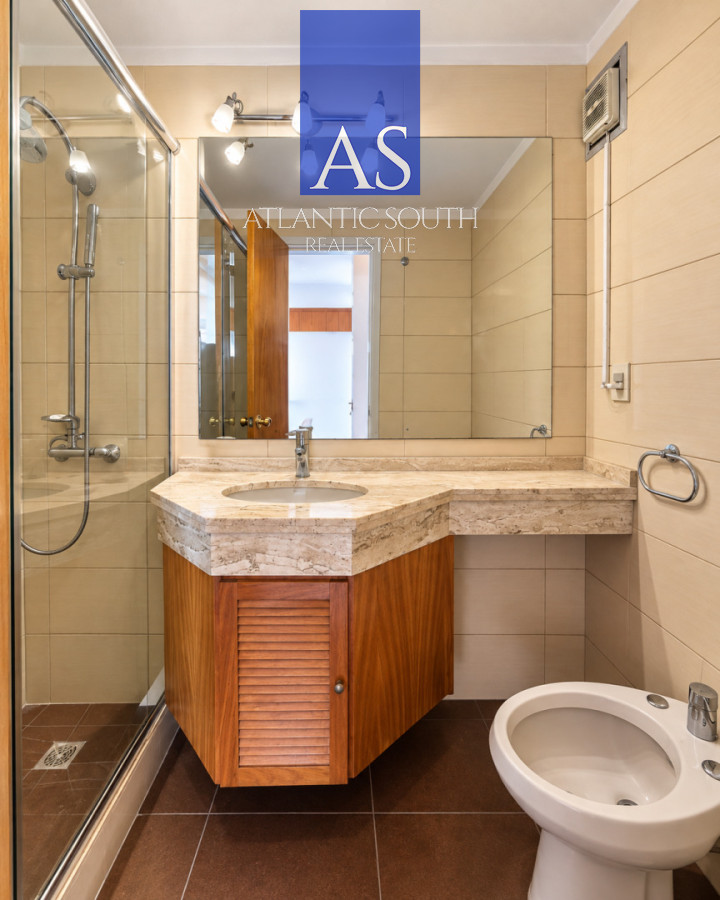 Apartamento ID.5139 - Apartamento de 2 dormitorios totalmente reciclado en Playa Mansa con garage y baulera