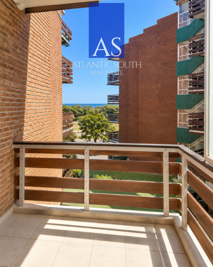 Apartamento ID.5122 - Apartamento 2 dormitorios frente al mar reciclado terraza y garage gastos bajos Playa Mansa Punta del Este