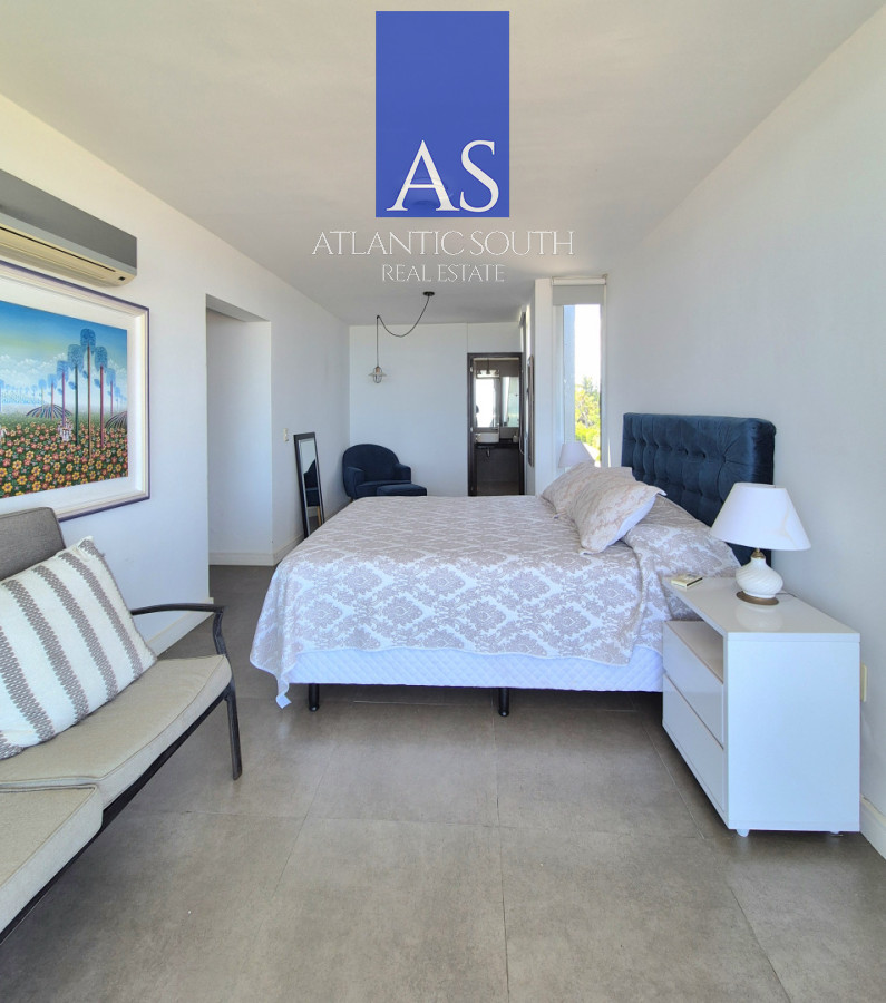 Apartamento ID.4455 - Penthouse apartamento 2 dormitorios frente al mar con azotea de uso exclusivo garage primera línea Playa Mansa Pinares Punta del Este