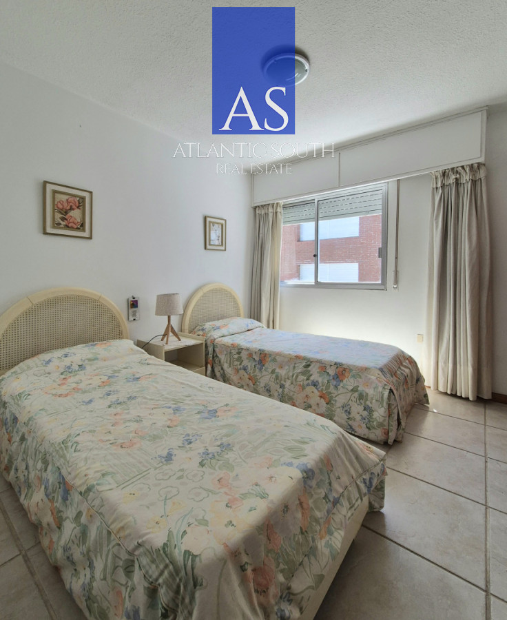 Apartamento ID.4565 - Oportunidad 3 dormitorios + servicio y gran terraza con parrillero propio en Playa Brava Punta del Este 