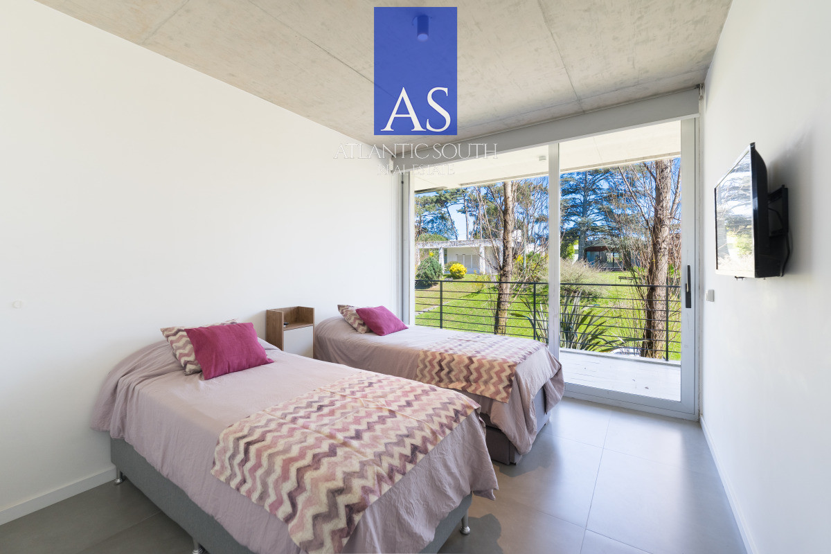 Apartamento ID.4411 - Planta de Categoría apartamento 3 dormitorios moderno con parrillero en Playa Mansa Punta del Este