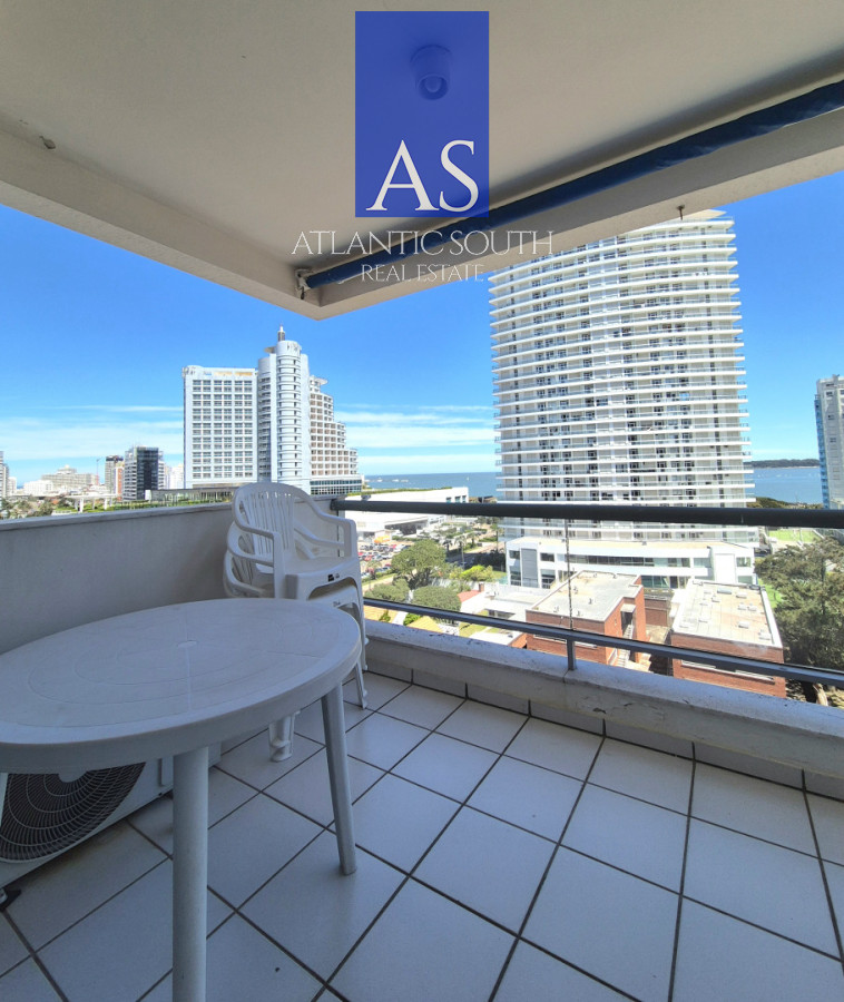 Apartamento ID.4437 - Apartamento 2 dormitorios terraza y garage piso alto con vista al mar a metros de la playa en Playa Mansa Punta del Este