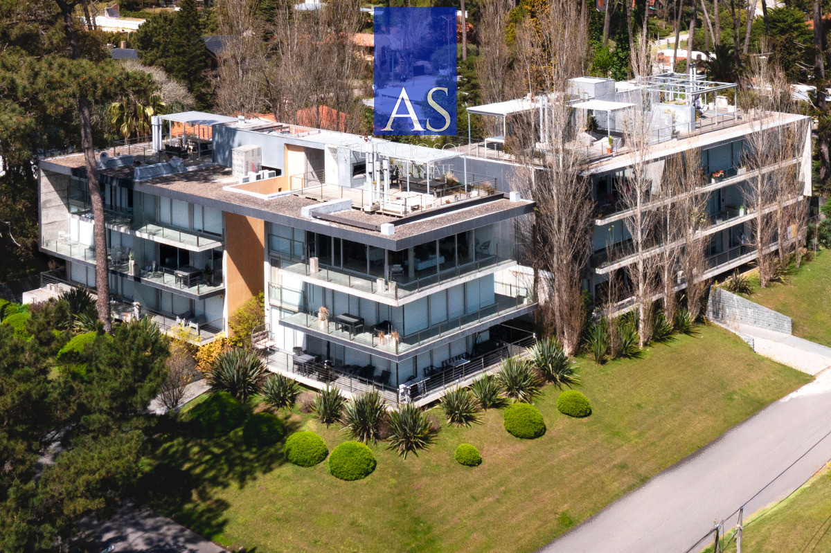 Apartamento ID.4411 - Planta de Categoría apartamento 3 dormitorios moderno con parrillero en Playa Mansa Punta del Este