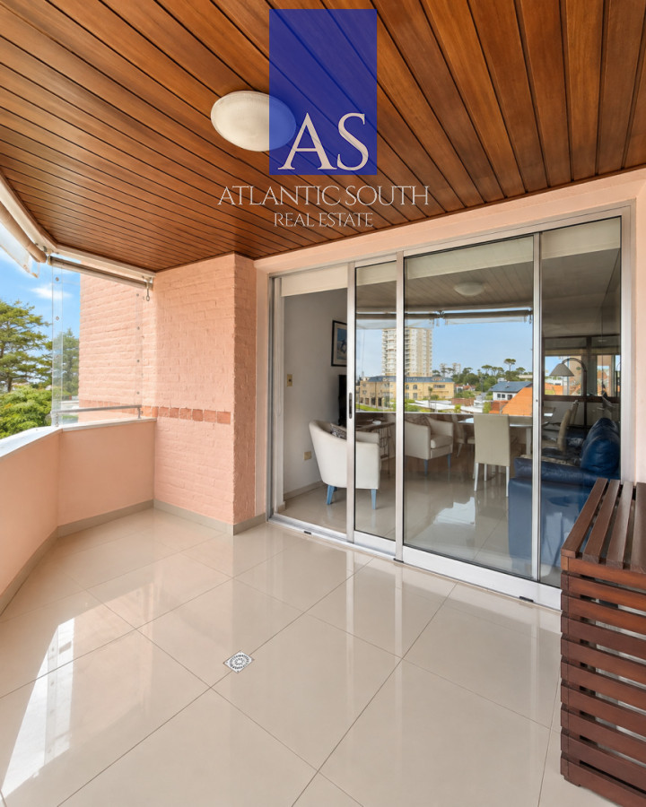 Apartamento ID.5139 - Apartamento de 2 dormitorios totalmente reciclado en Playa Mansa con garage y baulera