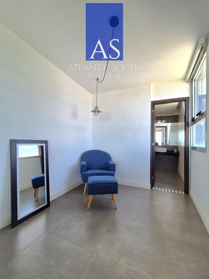 Apartamento ID.4455 - Penthouse apartamento 2 dormitorios frente al mar con azotea de uso exclusivo garage primera línea Playa Mansa Pinares Punta del Este