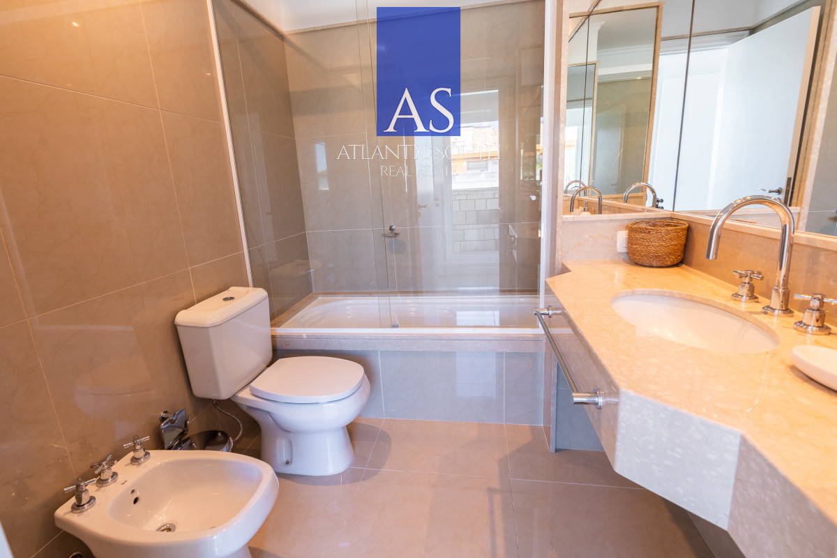 Apartamento ID.4135 - Apartamento 4 dormitorios frente al mar Playa Mansa , Punta del Este 