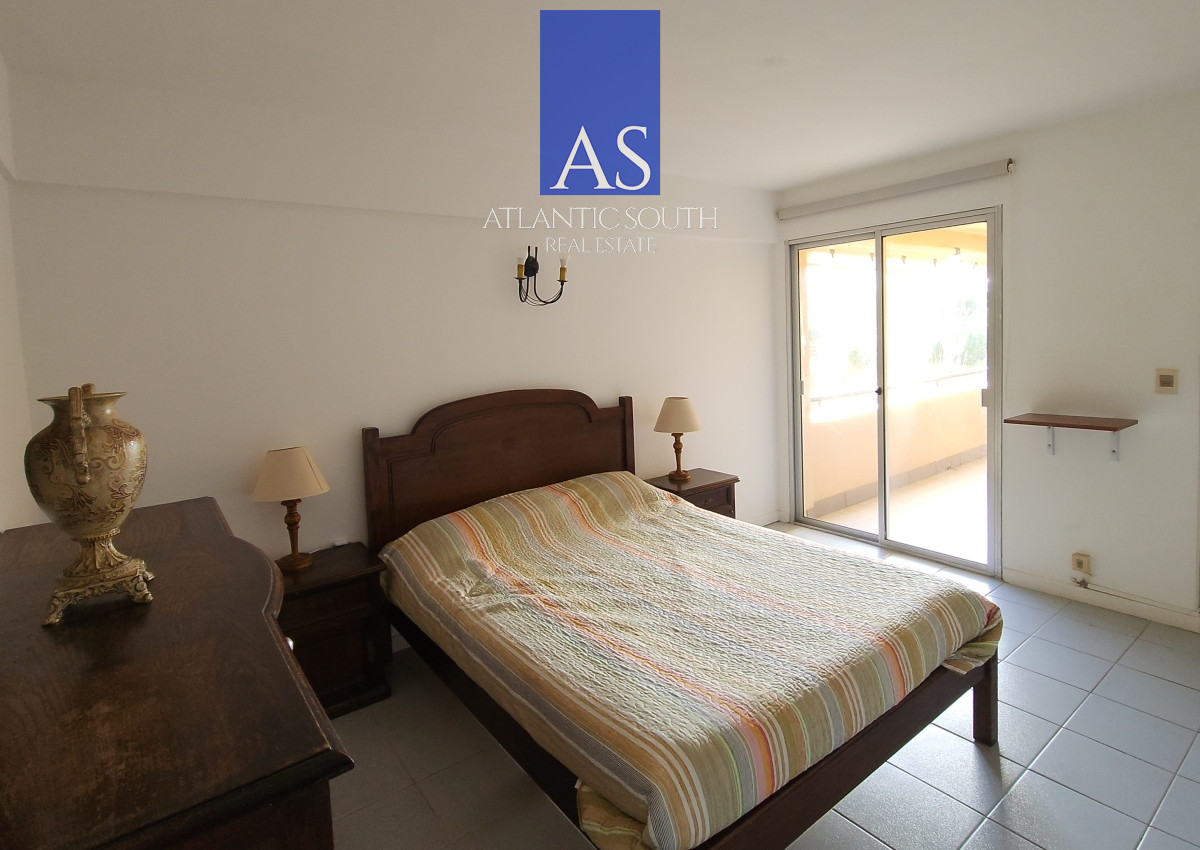 Apartamento ID.3505 - Apartamento 3 dormitorios primera linea frente al mar Playa Mansa Pinares con piscina y cochera
