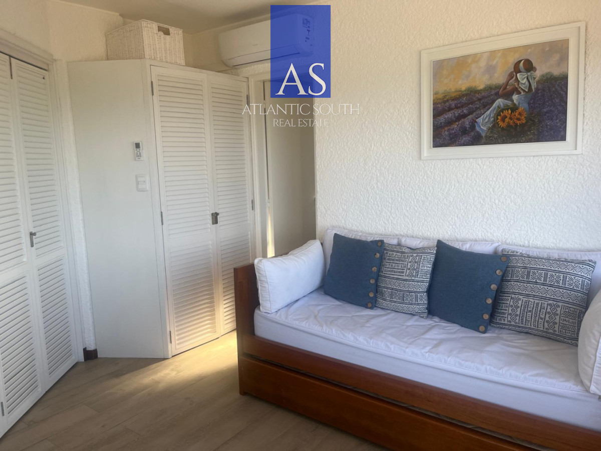 Apartamento ID.4512 - Apartamento reciclado de 2 dormitorios en primera línea de Playa Mansa con vista panorámica al mar