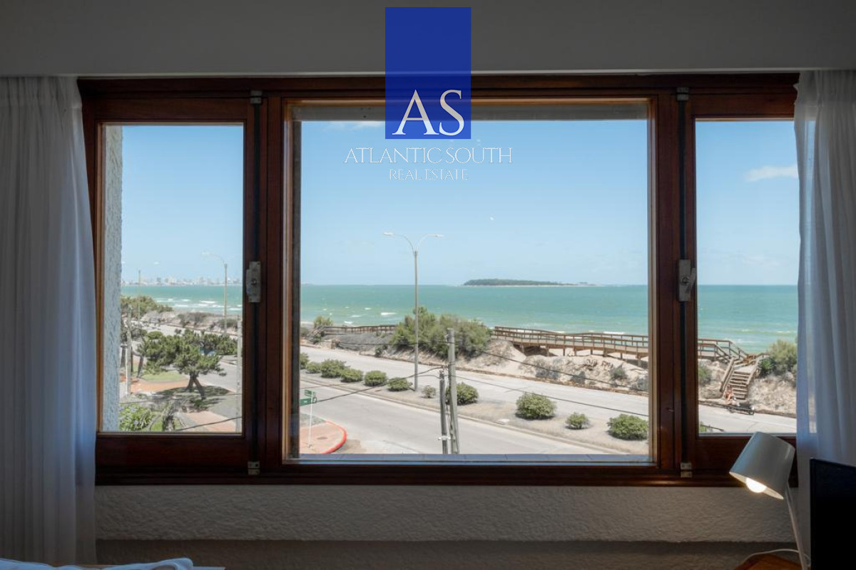 Apartamento ID.4512 - Apartamento reciclado de 2 dormitorios en primera línea de Playa Mansa con vista panorámica al mar