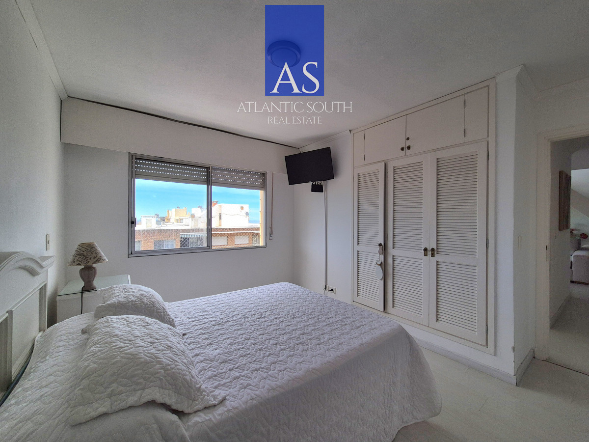 Apartamento ID.2968 - Oportunidad apartamento semi-reciclado 3 dormitorios 2 baños garage Península Punta del Este Duplex-Penthouse 