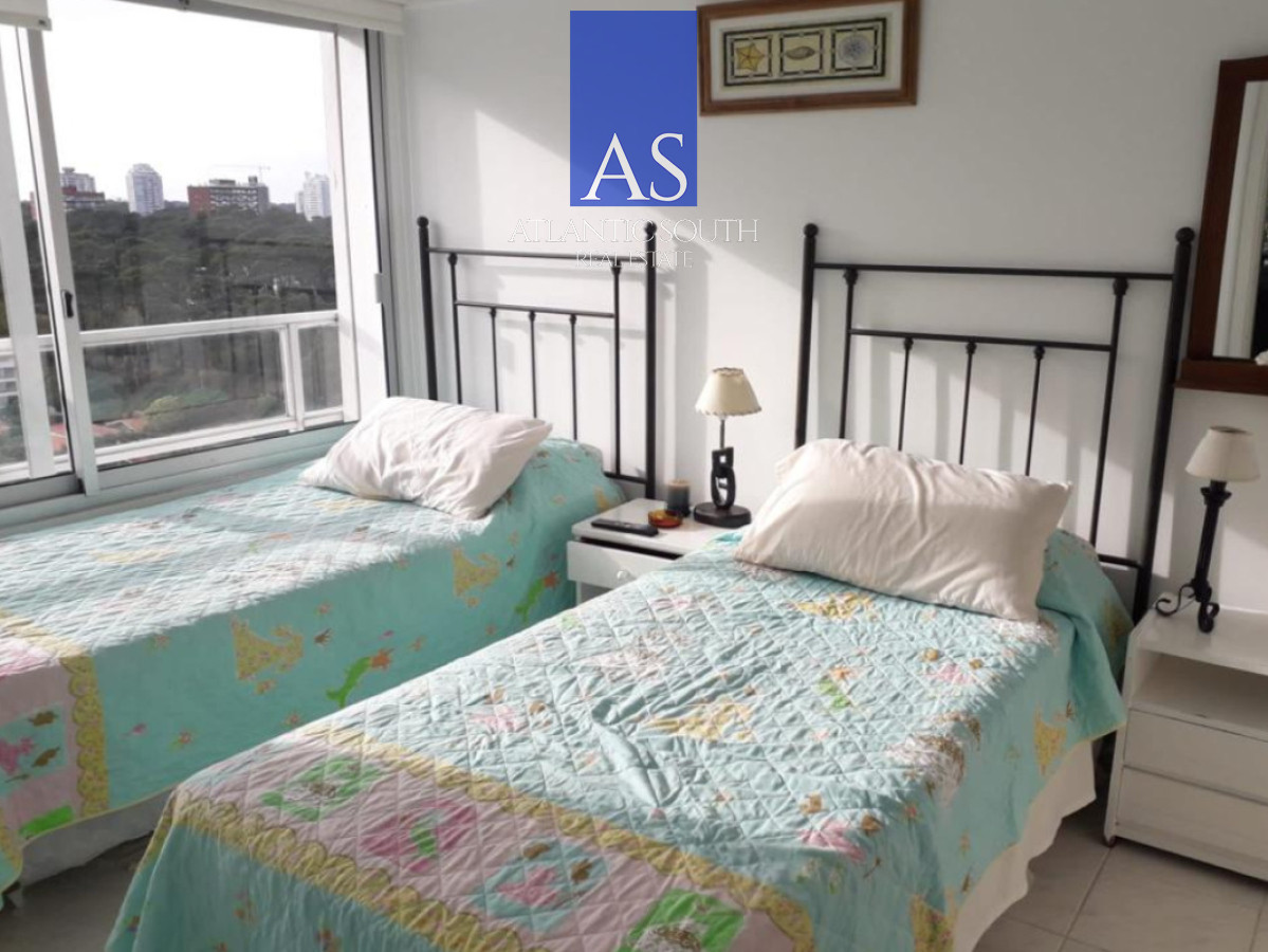 Apartamento ID.4270 - Apartamento de 3 dormitorios con servicios frente al mar en Playa Mansa 