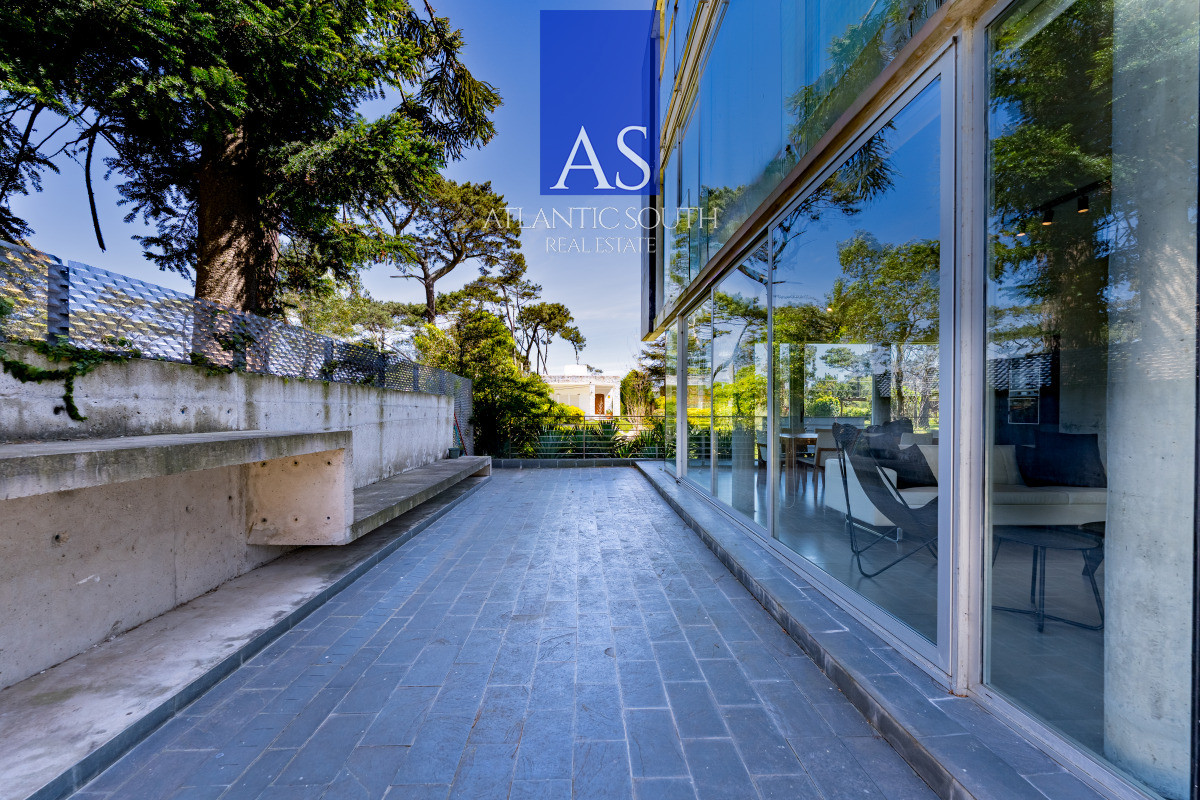 Apartamento ID.4411 - Planta de Categoría apartamento 3 dormitorios moderno con parrillero en Playa Mansa Punta del Este