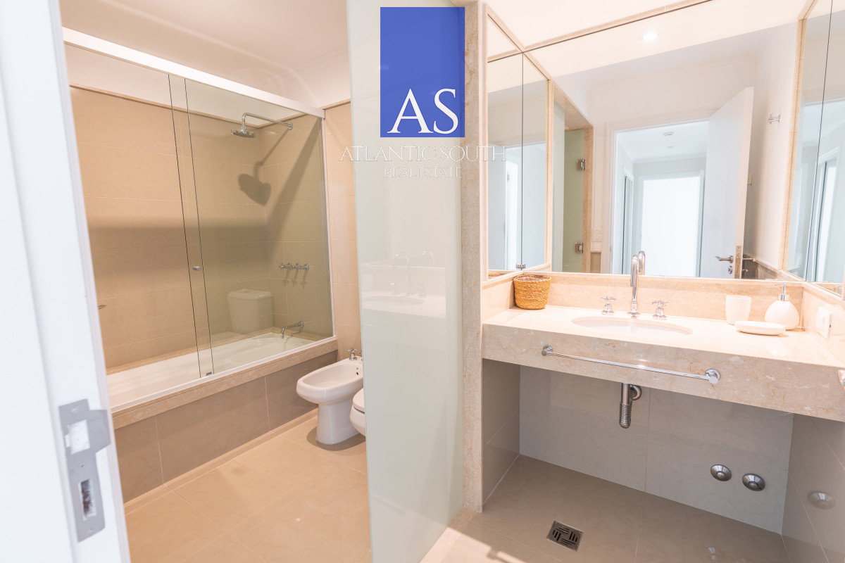 Apartamento ID.4135 - Apartamento 4 dormitorios frente al mar Playa Mansa , Punta del Este 