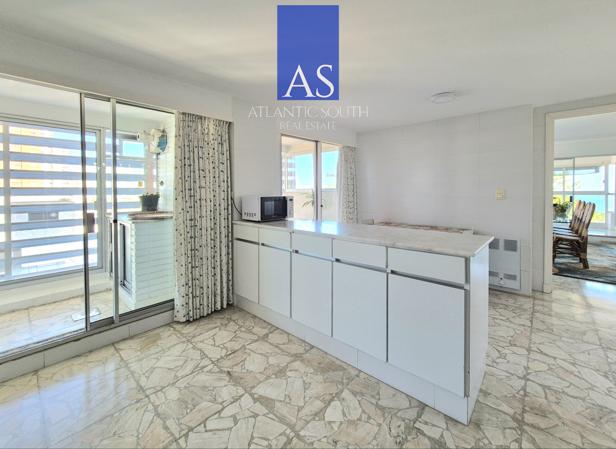 Apartamento ID.4078 - Planta de categoría 3 dormitorios + dependencia completa parrillero propio frente al mar parada 7 Playa Mansa Edificio Imarangatú