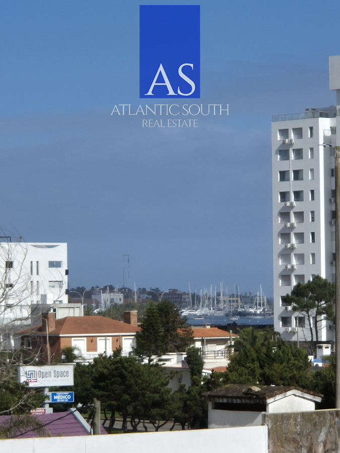 Apartamento ID.4417 - Apartamento 1 dormitorio en venta vista parcial al Mar terraza y cochera Playa Mansa Punta del Este