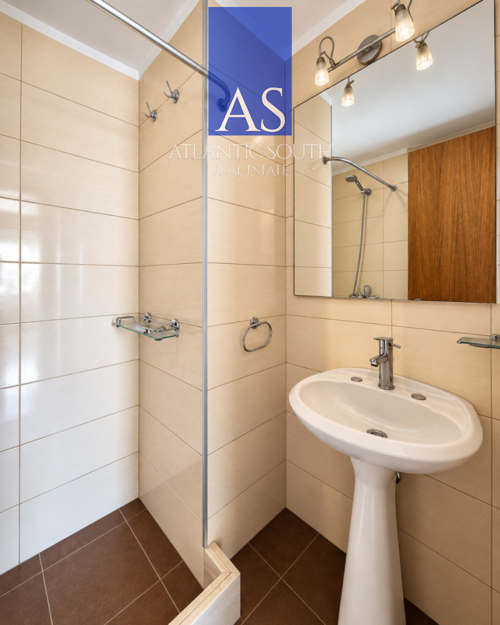 Apartamento ID.5139 - Apartamento de 2 dormitorios totalmente reciclado en Playa Mansa con garage y baulera