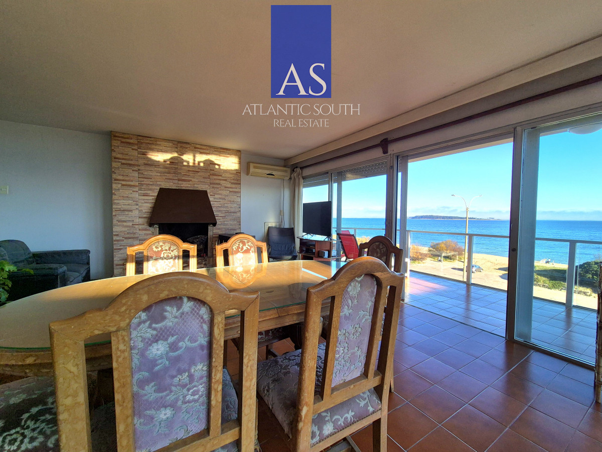 Apartamento ID.4195 - Apartamento 2 dormitorios Vista infinita al mar primera línea con estufa a leña esquinero al oeste garage Playa Mansa Punta del Este