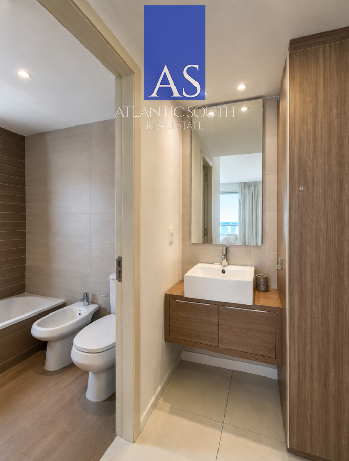 Apartamento ID.3921 - Apartamento mdoerno 2 dormitorios piso alto garage servicios bajos gastos Punta del Este